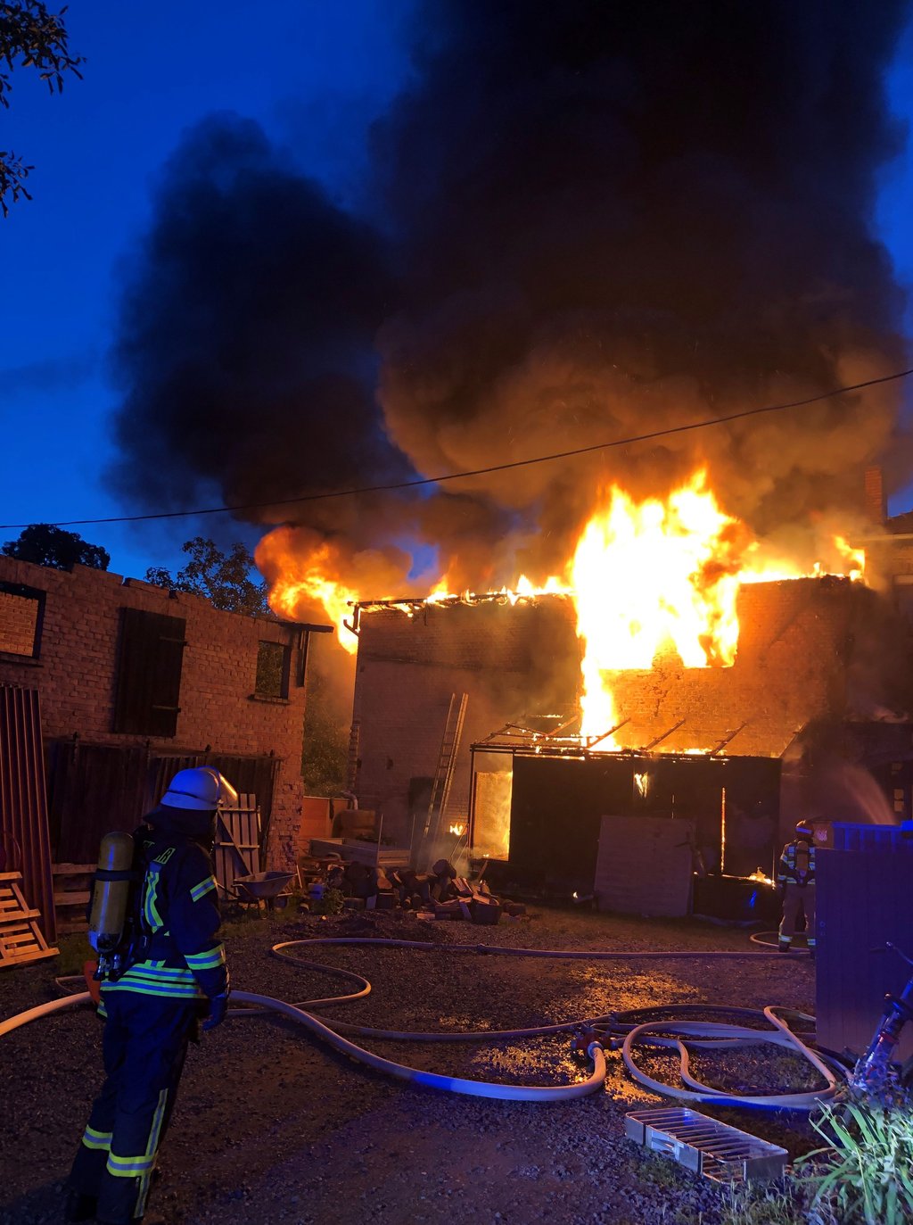 Feuerwehr im Einsatz in der Allee in Ballenstedt