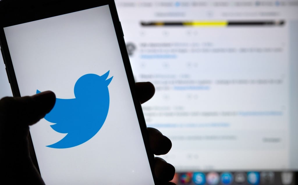 Das Logo des sozialen Netzwerks Twitter ist auf dem Display eines Smartphones zu sehen.