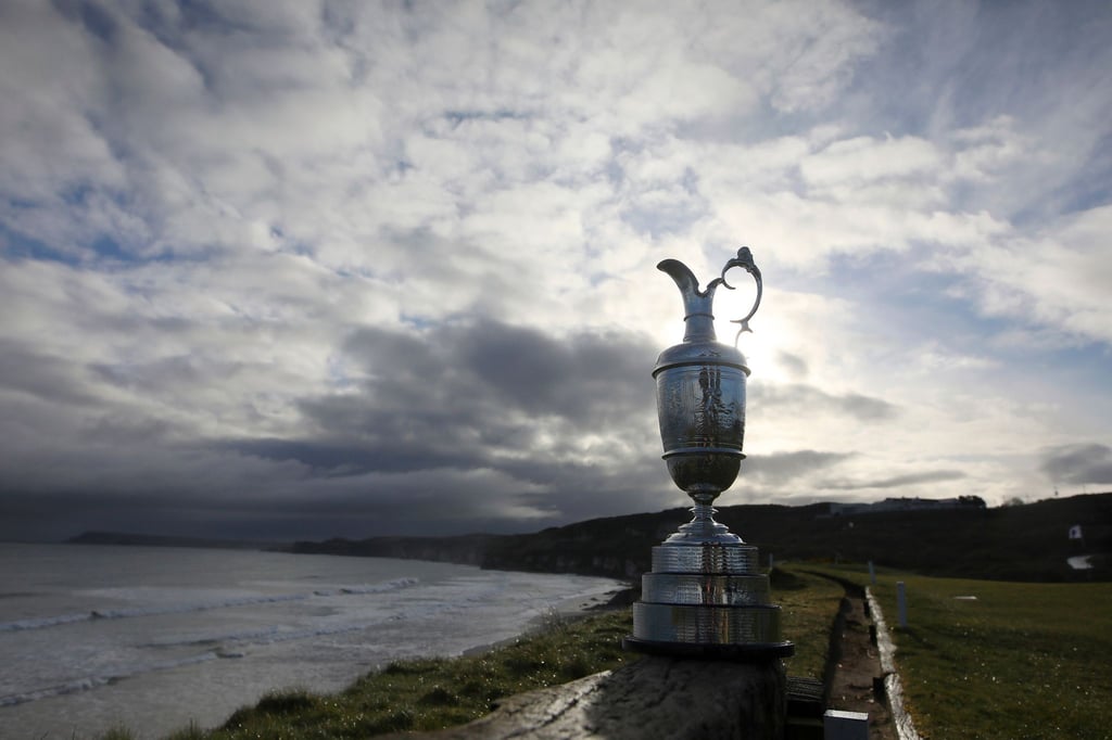 Die Claret-Trophäe für den Sieger der British Open ist bei einem Pressetermin aufgestellt.