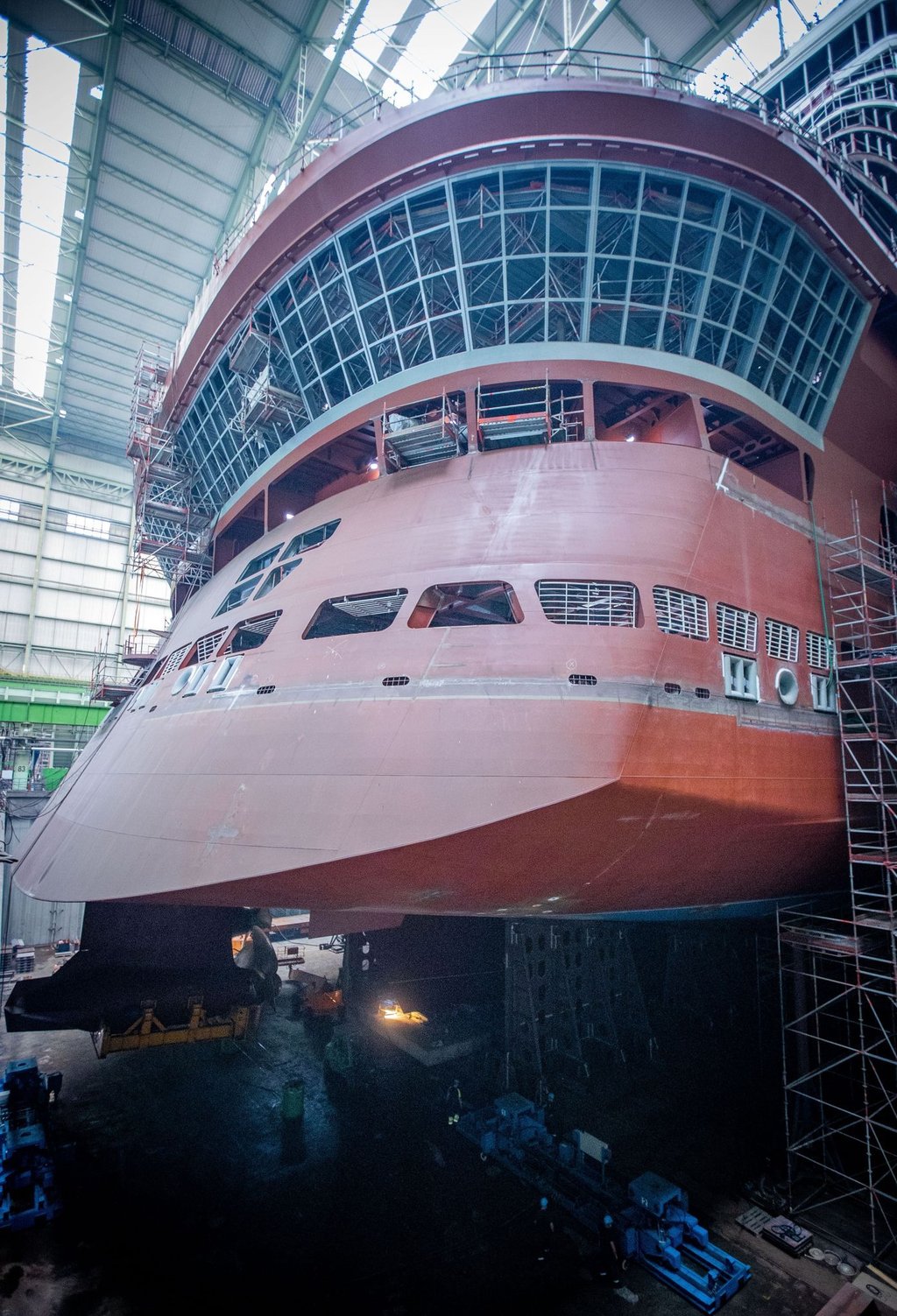 Schiffbauer beobachten am Heck des im Bau befindlichen Kreuzfahrtschiffes „Global Dream“ im Dock der MV-Werft die Montage des Schiffsantriebe.