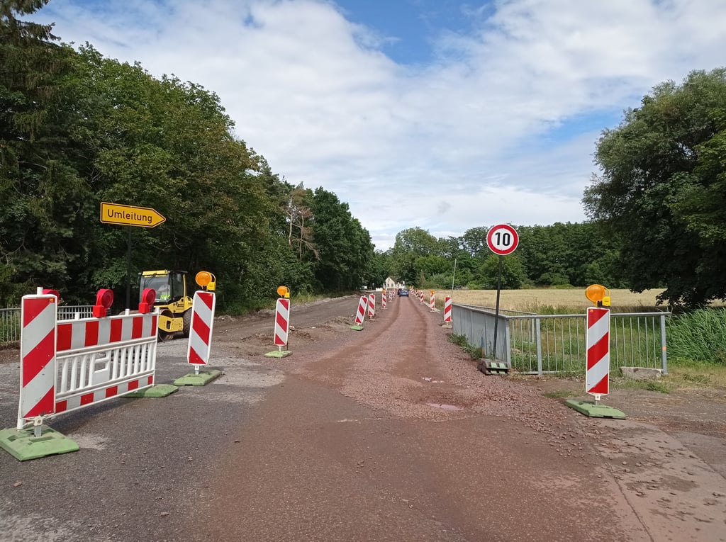 Baustelle und provisorische Ortsdurchfahrt nahe der Lungenklinik Lostau auf der Landesstraße 52.