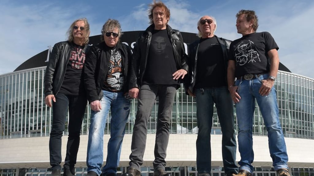 ARCHIV - Die Musiker der Band Puhdys mit Bassgitarrist Peter Rasym (l-r), Sänger und Gitarrist Dieter Hertrampf, Sänger und Frontmann Dieter Birr, Keyborder Peter Meyer und Schlagzeuger Klaus Scharfschwerdt stehen am 16.09.2015 in Berlin vor der Mercedes-Benz-Arena zusammen.