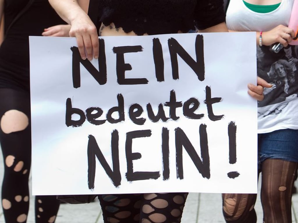 ARCHIV - 13.08.2011, Baden-Württemberg, Stuttgart: Frauen protestieren mit einem Plakat mit der Aufschrift «Nein bedeutet Nein!» beim so genannten «Slutwalk» in der Stuttgarter Innenstadt. Sexismus im Deutsch-Rap: Bisher ging es dabei meist um frauenfeindliche Textzeilen. Nach Vergewaltigungsvorwürfen gegen einen bekannten Rapper wird der Blick jedoch weiter gefasst.
