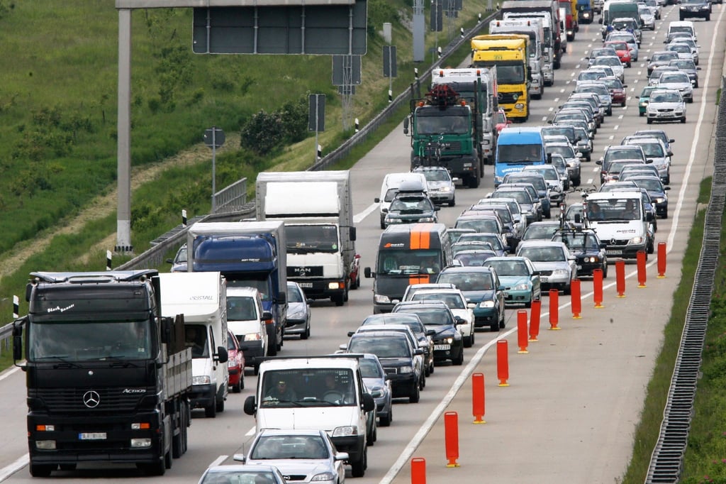 Endet ein Fahrstreifen, ist das Reißverschlussverfahren gefragt.