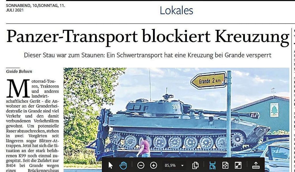 Das Stormarner Tageblatt rätselte, was der Panzer auf der Kreuzung zu suchen hatte. Mario Tänzer vom Ostdeutschen Fahrzeugmuseum Benneckenstein hat das Fahrzeug zu Dreharbeiten für die Serie "Neues aus Büttenwarder" gebracht.