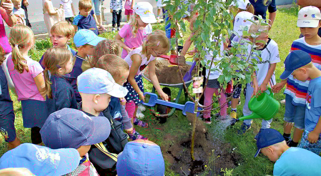 Die zukünftigen Schulkinder pflanzten einen Apfelbaum auf den Hof der Colbitzer Kita ?Storchenwiese".
