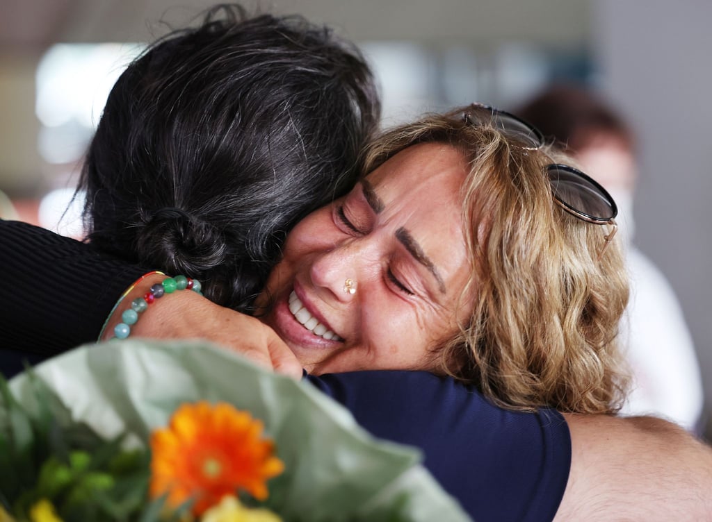 Die deutsche Sängerin Hozan Cane (r) wird nach ihrer langen Leidenszeit in der Türkei am Flughafen von Freunden empfangen.