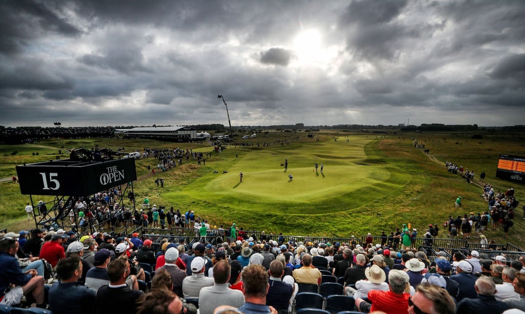 1. Runde im Royal St. George's Golf Club: Zuschauer betrachten das Geschehen auf dem 15. Grün.