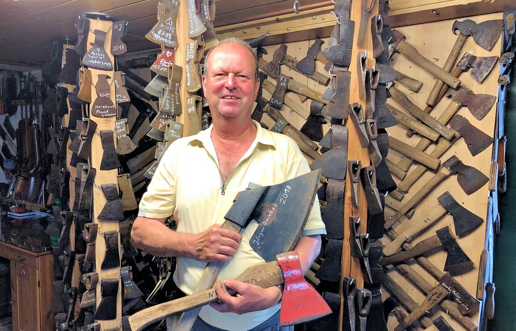 Bodo Bohring aus Haardorf sammelt seit fast vierzig Jahren Äxte. Über 1.000 verschiedenste Exemplare hat der gelernte Heizungsmonteur schon zusammengetragen und in seiner Garage ausgestellt.