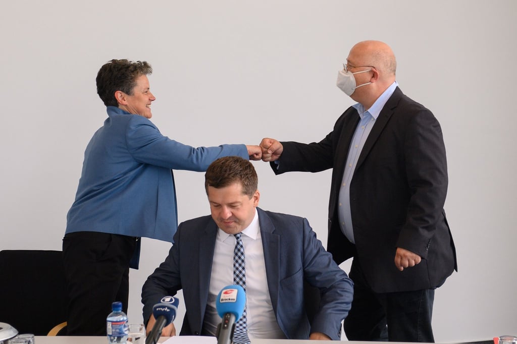 Die Landesvorsitzenden Lydia Hüskens (l, FDP), Andreas Schmidt (r, SPD) und Sven Schulze (CDU).
