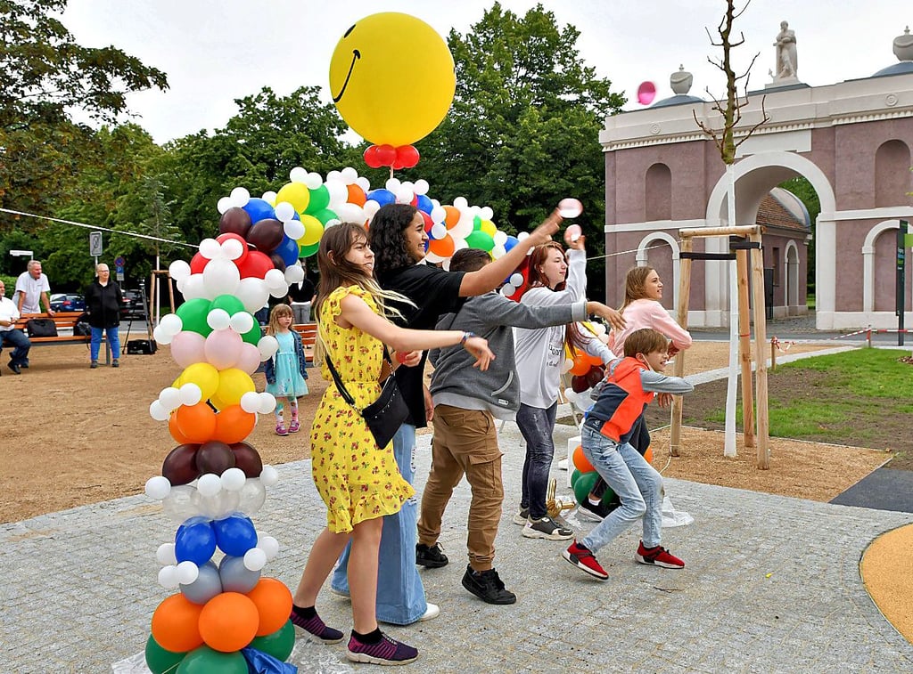 Der Spielplatz wird eröffnet.
