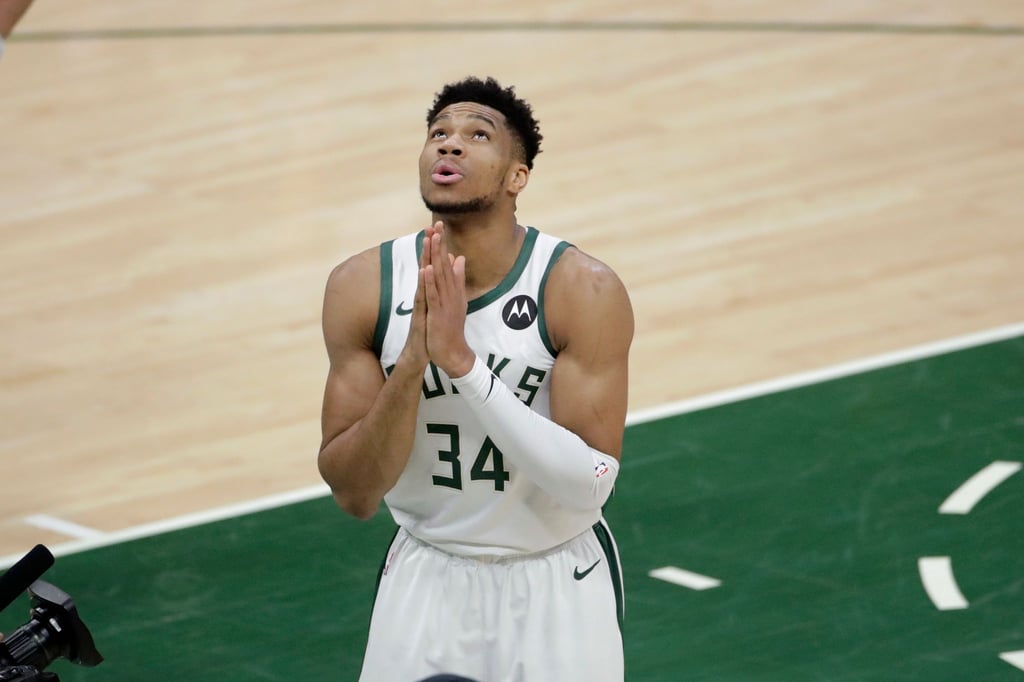 Milwaukee Bucks-Forward Giannis Antetokounmpo reagiert vor dem Start des Spiels.