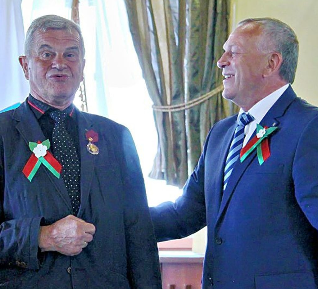 Ohne Maske, mit Anstecker. Wehmeier und Bürgermeister Wladimir Zumarev