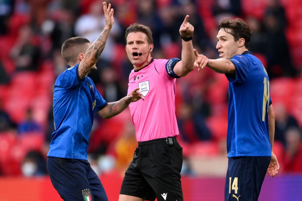 Will seine internationale Karriere beenden: Schiedsrichter Felix Brych (M).