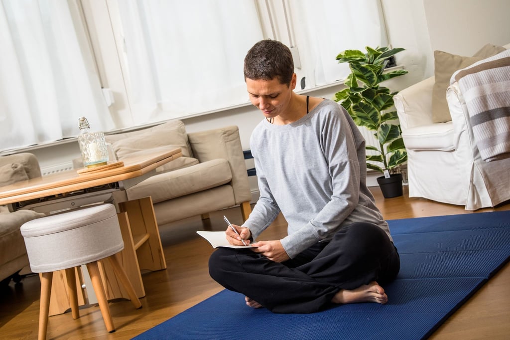 Für eine positivere Einstellung zu sich selbst kann es helfen, die schönen Erlebnisse des Tages aufzuschreiben.