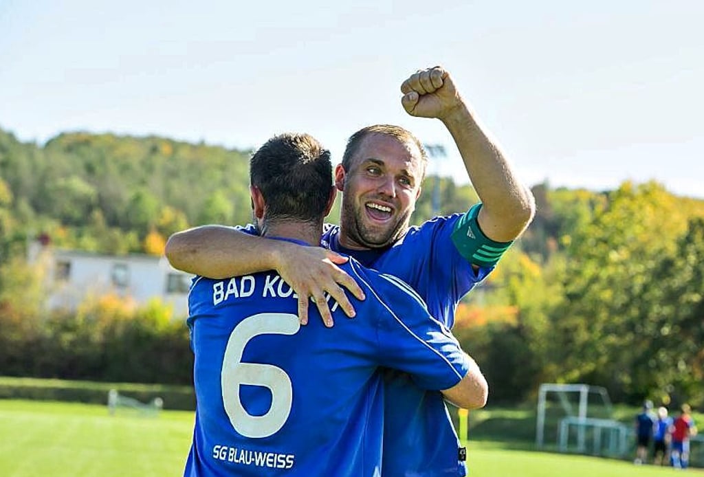 Können die Kreisoberliga-Fußballer der SG Blau-Weiß Bad Kösen - hier Kapitän Oliver Eschrich (r.) - nach der Saison 2021/22 endlich den Aufstieg in die Landesklasse bejubeln?