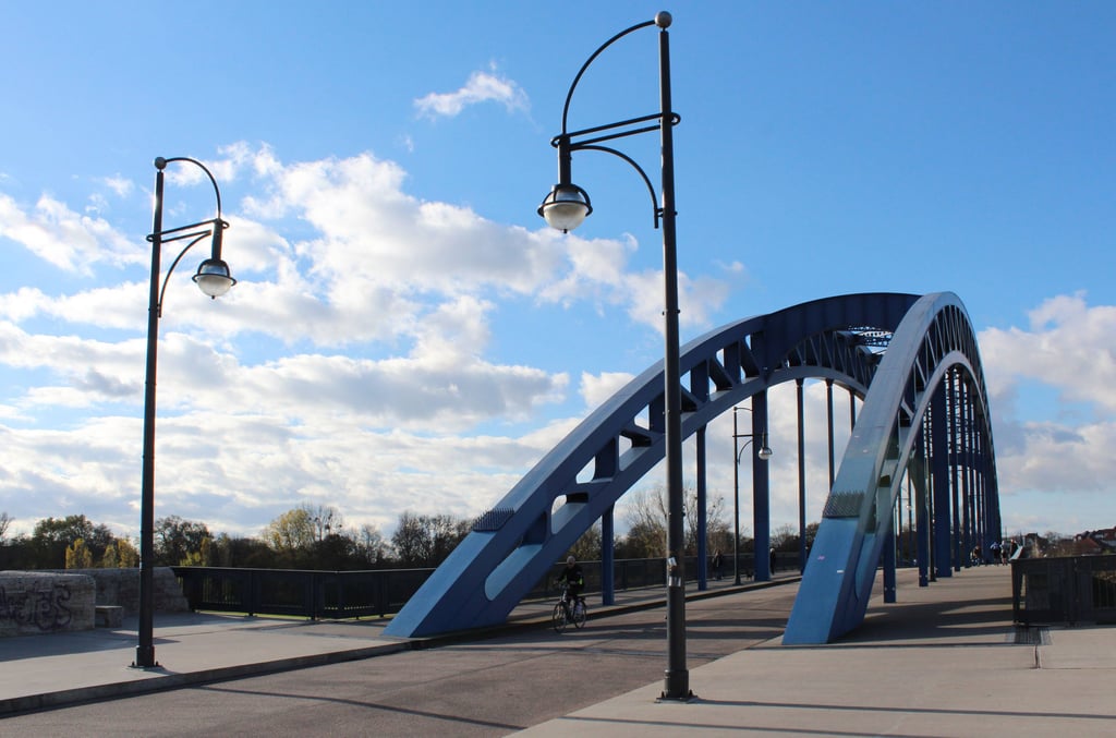Die Anna-Ebert-Brücke in Magdeburg. (Archivfoto)
