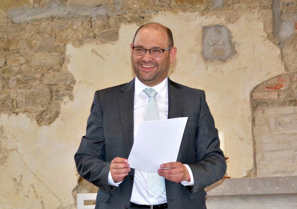 Der Schulleiter der Musikschule „Kurt Masur“ in Oschersleben begrüßt die Gäste in der Kirche St. Stephanus in Hordorf.