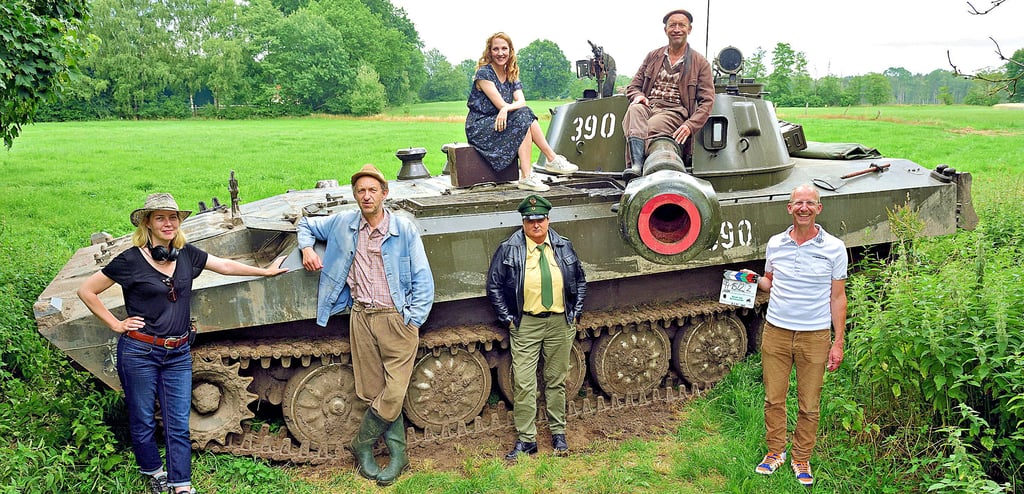 Posieren vor der Panzerhaubitze aus Benneckenstein (von links): Steffi Stoecker (Regie), Peter Heinrich Brix (Adsche), Nikola Kastner (Wendy), Sabine Urig (Polizistin Daggy), Sven Walser (Kuno) und Valentin Holch (Produzent Polyphon). Die Dreharbeiten für die NDR-Serie ?Neues aus Büttenwarder? sind am Montag zu Ende gegangen.