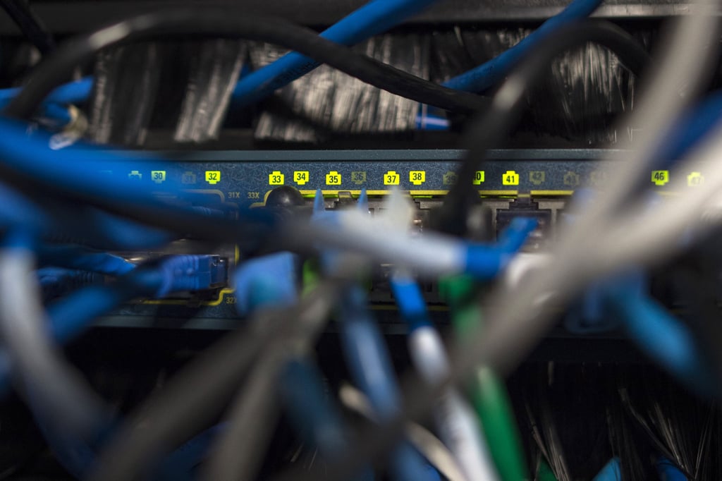 Netzwerkkabel an einem Server. Bei einem Hackerangriff können viele Daten verloren gehen.