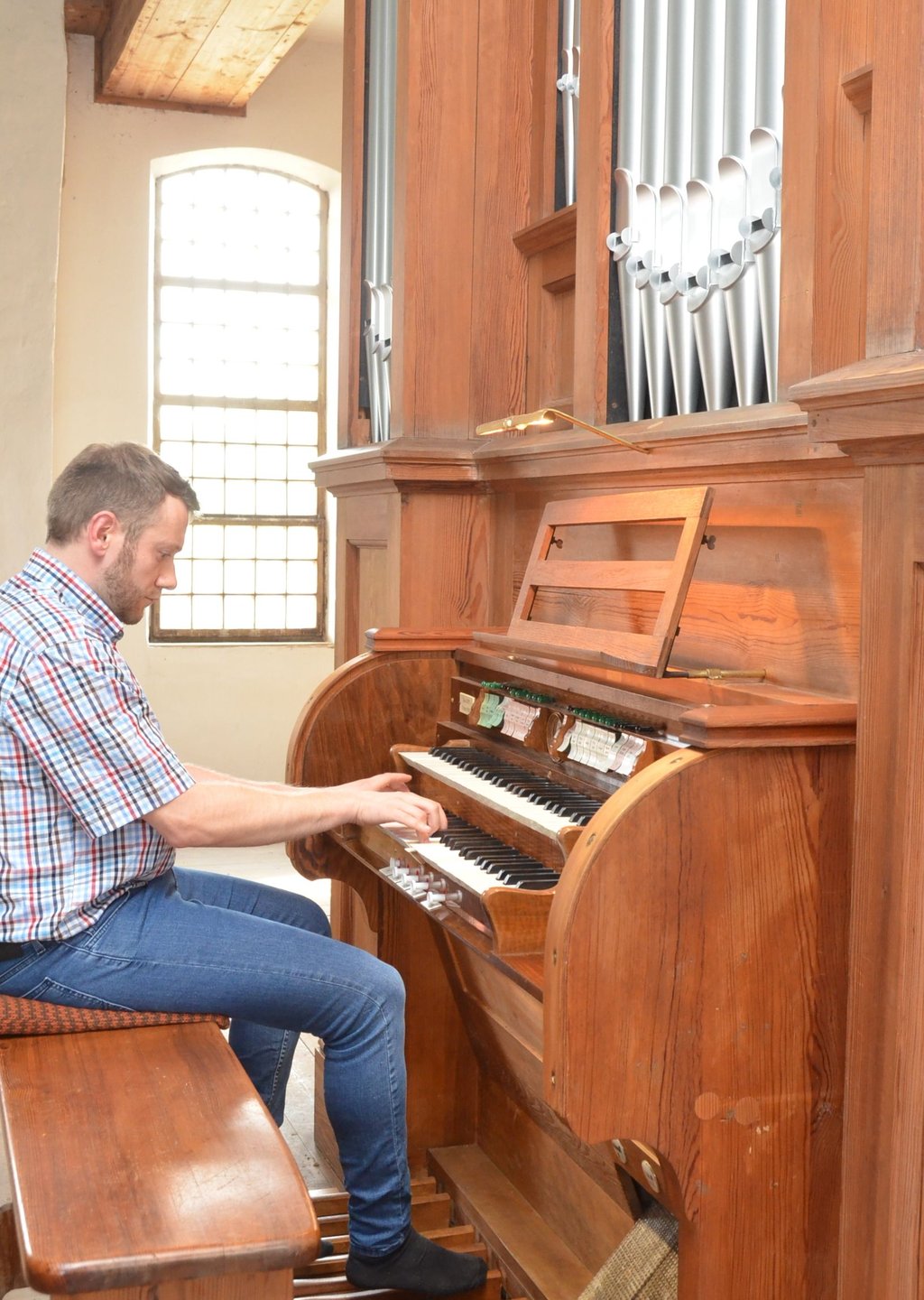 Zur Einstimmung setzte sich Georg Kirsch an die inzwischen sanierte pneumatische Sauer-Orgel .