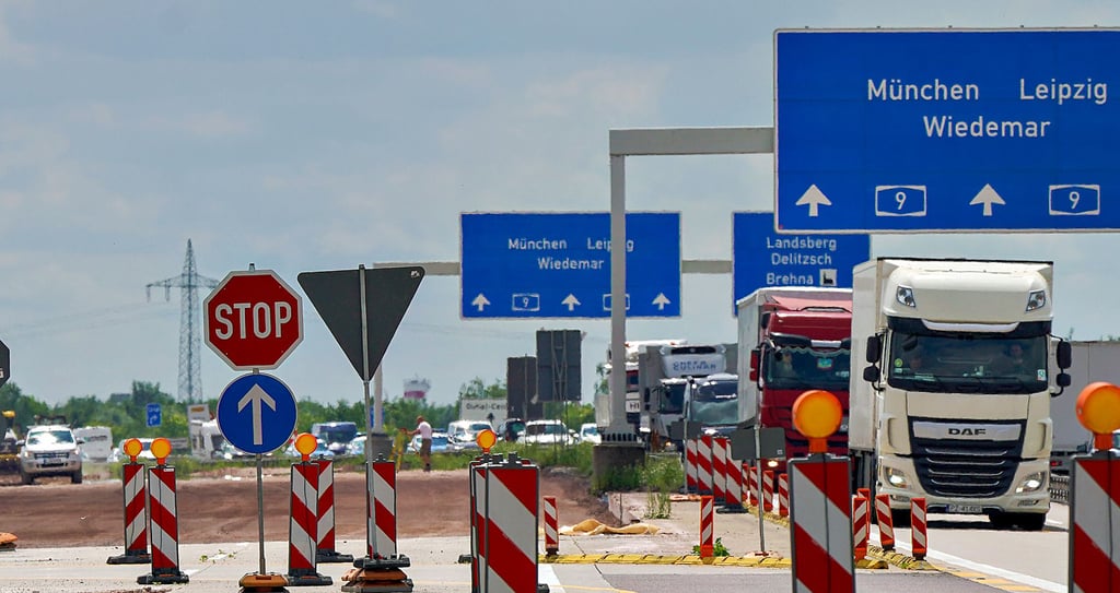 Auf Sachsen-Anhalts Autobahnen, hier die A9 bei Brehna (Anhalt-Bitterfeld), ist auch in den Ferien Geduld gefragt.