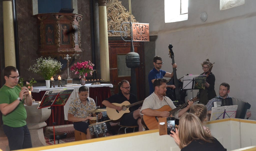 Die Spielfreude der Jugendband sprang zum Auftakt des Orgelsommers in der Kamernschen Kirche auch auf die etwa 70 Besucher über.