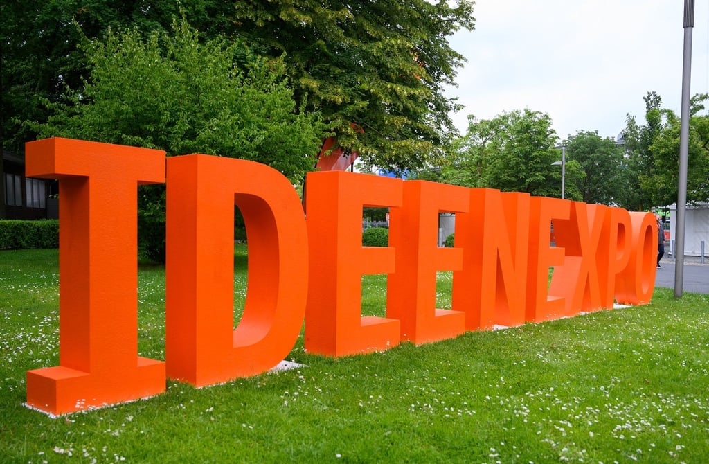 Auf der IdeenExpo auf dem Messegelände Hannover steht das Logo der Messe.