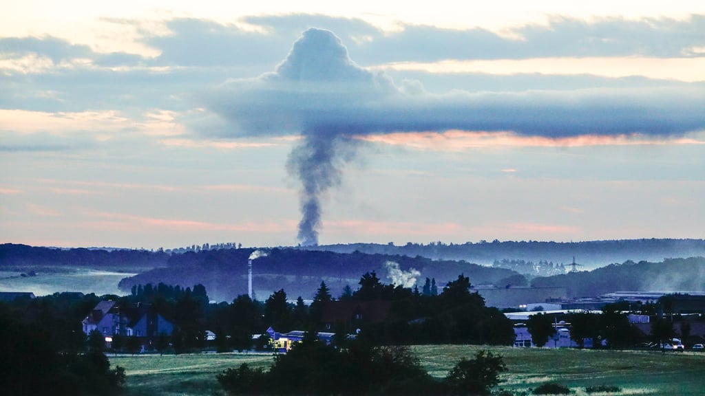 Die riesige bis in die Wolken ragende Rauchsäule über Ballenstedt war am Morgen auch von Harzgerode aus zu sehen.