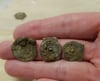 Münzen aus der Eisenzeit, bei Bauarbeiten in England gefunden.