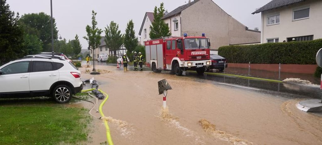 Der Ortskern von Gelsdorf (Kreis Ahrweiler)ist nach dem Starkregen überflutet. Tief Bernd bringt Regen über Eifel und Hunsrück, die Hochwassergefahr steigt.