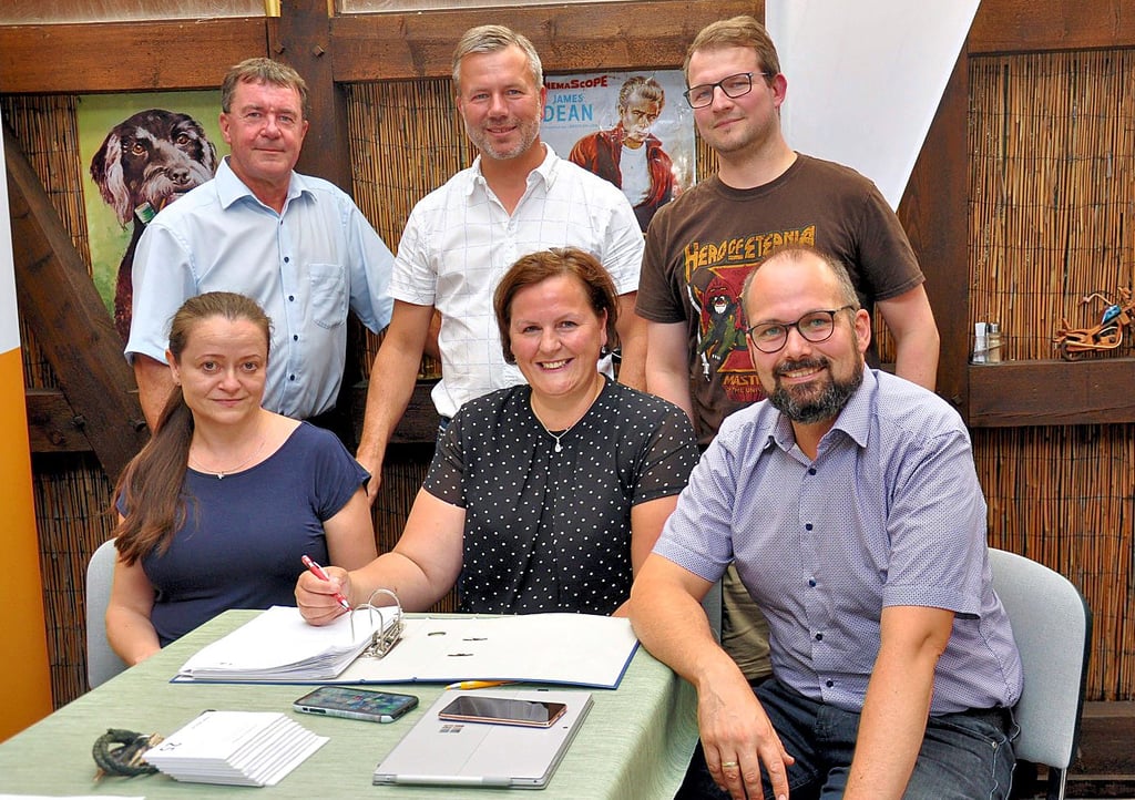 Freie-Wähler-Altmarkchef Nils Krümmel Altmark (stehend links) mit dem Vorstand der Stadtvereinigung Osterburg. Rechts neben Krümmel die Beisitzer Nico Schulz und Felix Mäder. Vorn von links Madlen Gose (Schriftführerin), Kathrin Rudolph (Vorsitzende) und Michael Handtke (Stellvertreter).