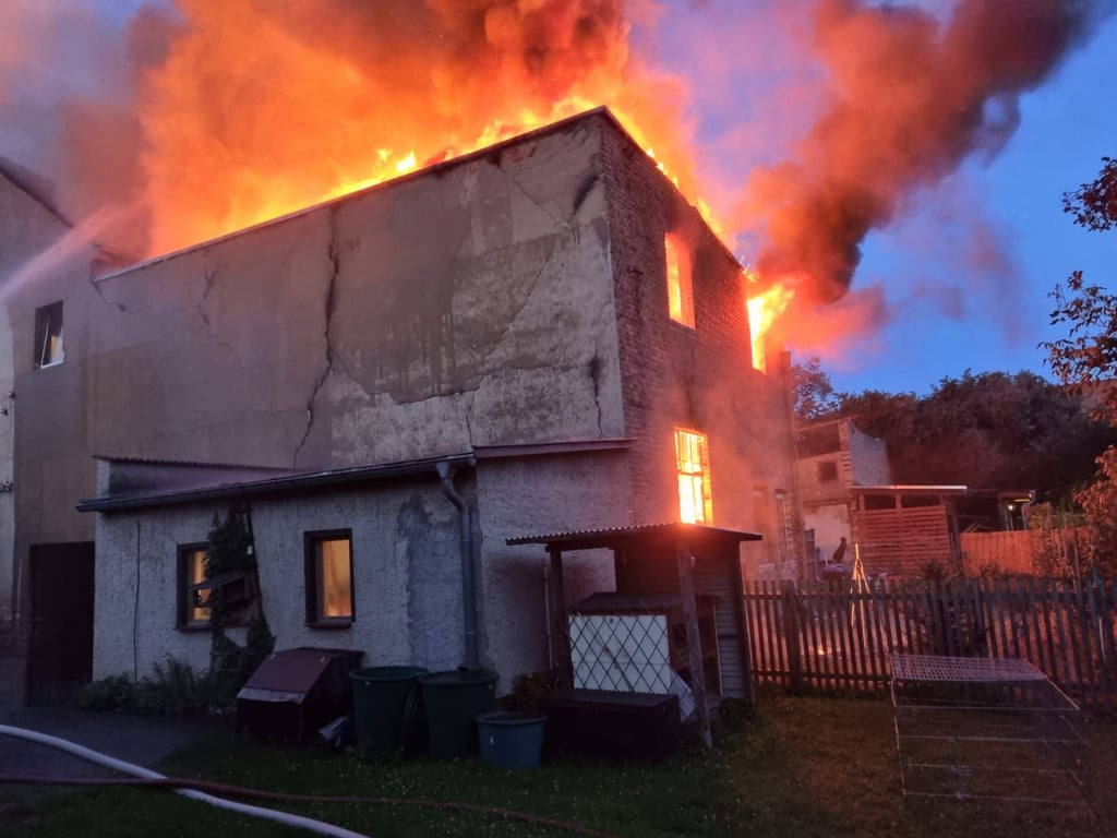 Die Feuerwehr Ballenstedt musste über Nacht gegen 4.25 Uhr ausrücken, da ein Anbau eines Hauses gebrannt hatte.