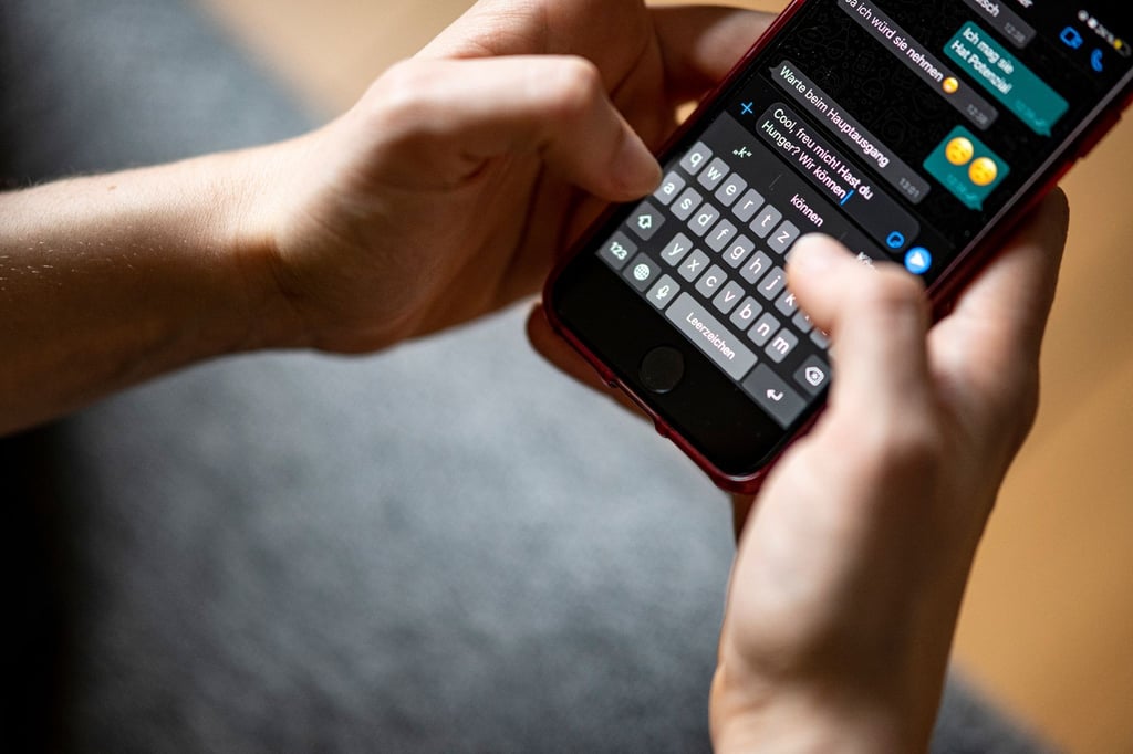 Eine Frau schreibt in der App Whatsapp eine Nachricht.