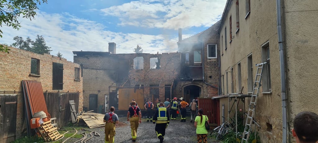 Sieben Personen konnte sich bereits vor Eintreffen der Feuerwehr retten. Drei weitere wurden von der Feuerwehr durch eine Steckleiter und Drehleiter gerettet.