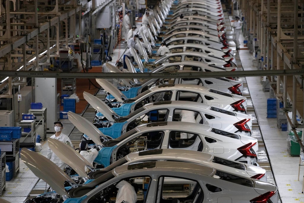 Arbeiter in der Fabrik von Dongfeng Honda Automobile Co. arbeiten am Fließband im chinesischen Wuhan.