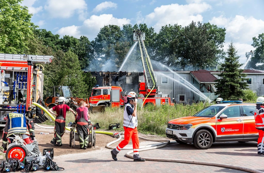 Einsatzkräfte bekämpfen ein Feuer in einer Flüchtlingsunterkunft, das dort am Nachmittag ausgebrochen war.