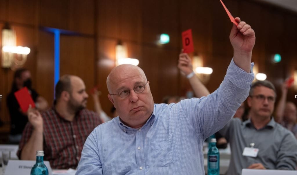 Andreas Schmidt, Landesvorsitzender der SPD Sachsen-Anhalt, hebt auf dem SPD Landesparteitag in Leuna seine Stimmkarte während einer Abstimmung .