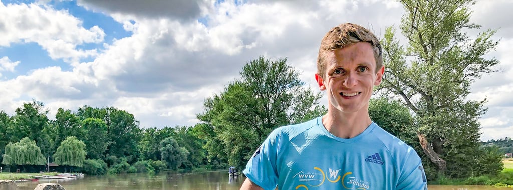 Mit dem „Kinderträume“-Trikot geht Tim Böttcher, hier an einer seiner Laufstrecken am Weißenfelser Bootshaus, an den Start.