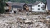 Ein Mann steht in dem Dorf im Kreis Ahrweiler nach dem Unwetter mit Hochwasser in den Schuttbergen. Mindestens sechs Häuser wurden durch die Fluten zerstört.