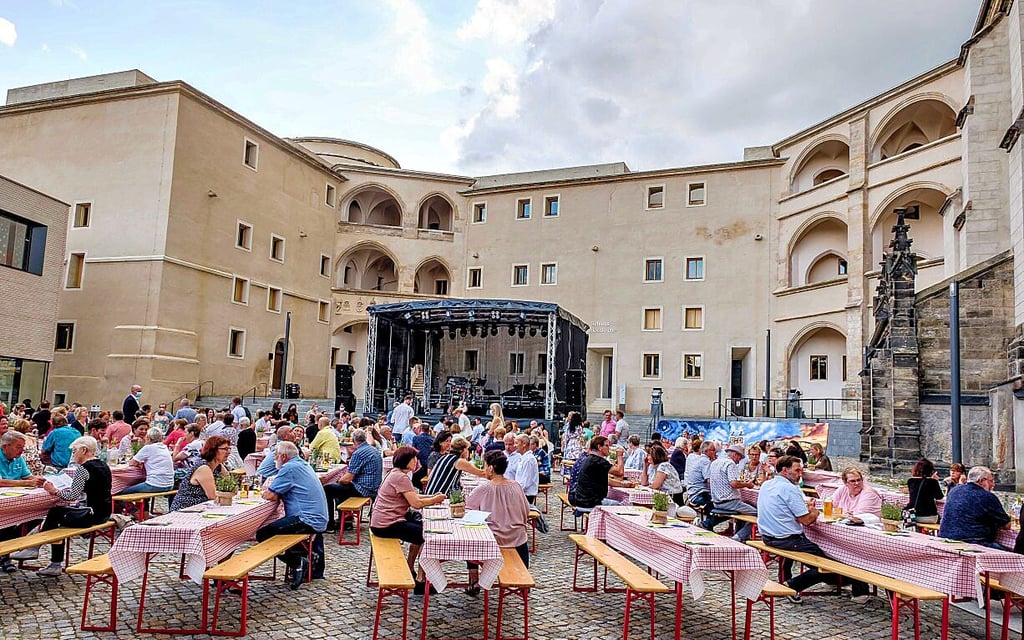 Rund 300 Menschen sind am Freitagabend zum Auftakt der Hofkonzerte in den Schlosshof in Wittenberg gekommen.