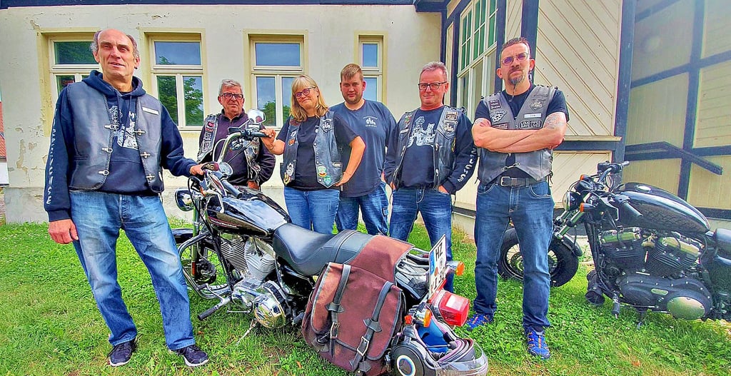Die Motorradfreunde (MF) „Harzfüchse“ - hier im Bild Martin Becker, Rüdiger Schmidt, Simone und Christian Lisker, Mario Frackowiak und Dirk Schmidt (v.l.n.r.) vor ihrem Übergangsdomizil, dem Lindenhof - haben jetzt ihr 20-jähriges Bestehen gefeiert.