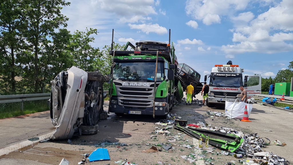 Nach einem Unfall auf der Autobahn 10 zwischen dem Dreieck Nuthetal und der Anschlussstelle Ludwigsfelde-West liegen Wrackteile auf der Fahrbahn.