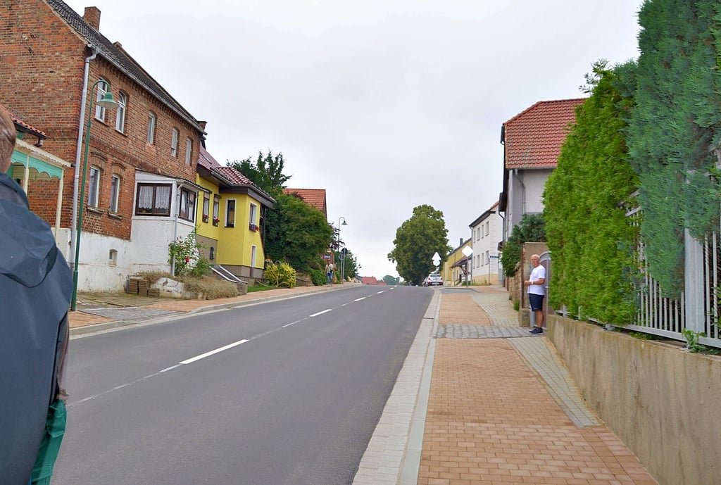 Alle beteiligten Firmen und Behörden sind ratlos und können sich den schlechten Zustand der Gullideckel nicht erklären.