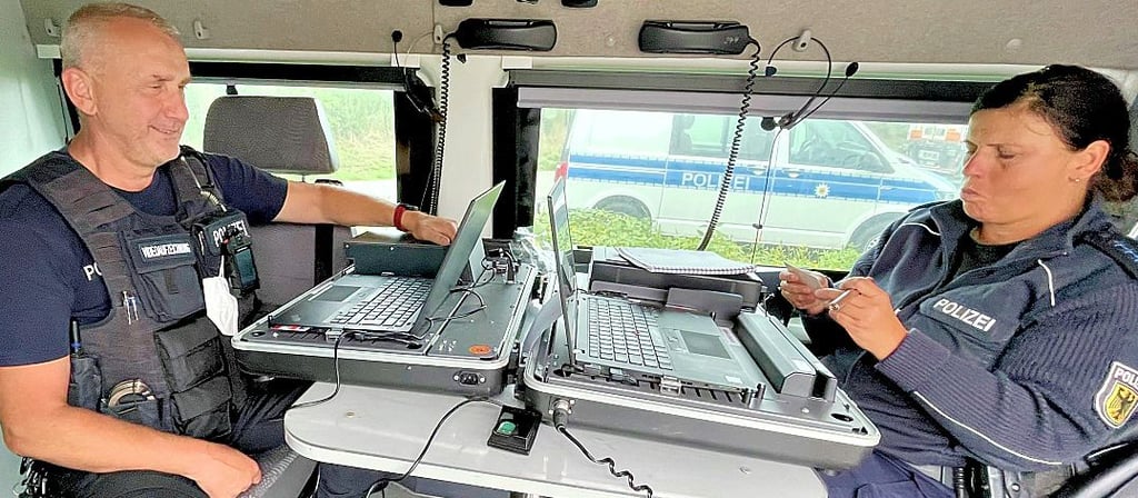 Rony Lang und Ina Zetsche von der Abfrageeinheit der Bundespolizei kontrollieren mit Spezialgeräten die Pässe auf ihre Echtheit.
