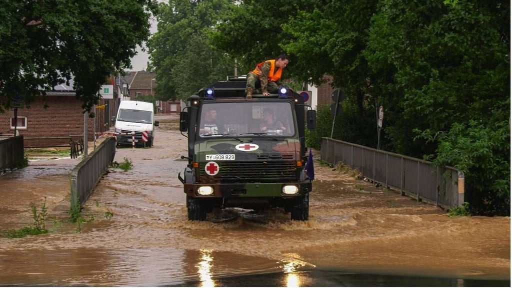 Der Krisenstab des Kreises meldet, dass schon etliche Gebäude teilweise oder komplett eingestürzt sind. Ob dabei auch Menschen zu Schaden gekommen sind, ist noch nicht klar.