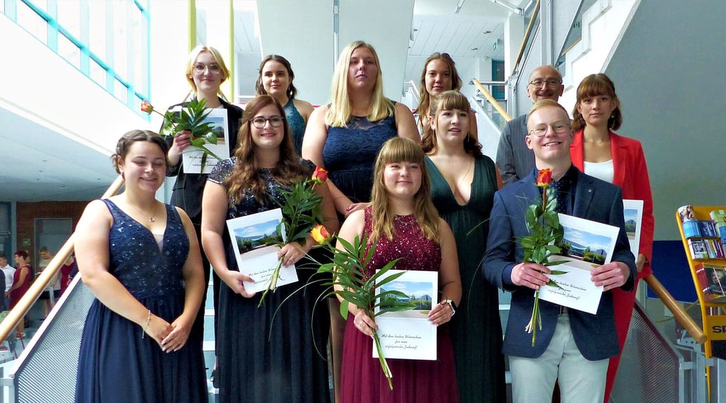 Klasse 12a (v.l.), vorn: Anne Krumpholz, Julia Franke, Paul Dietzold; mittig: Lucy Köppel, Luca Ingrid Seibeck, Alexandra Habicht; hinten: Collien Bibiana Bernhardt, Patricia Precht, Michelle Schimmler, Lisa–Marie Schubert, Lehrer Dietmar Lange.
