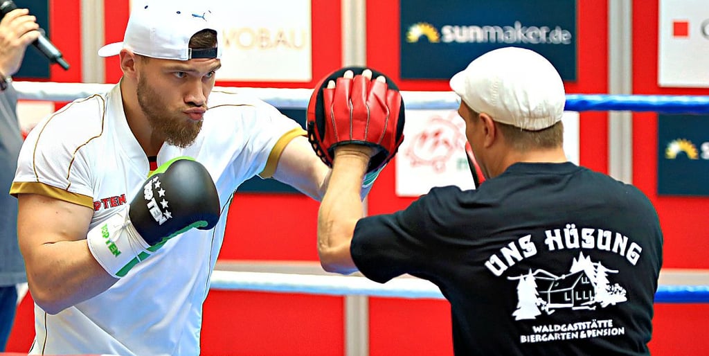 Jurgen Uldedaj beim Training mit Dirk Dzemski.