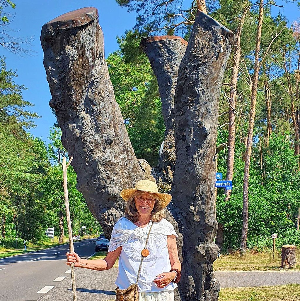 An der Hedemicke in Kamern begrüßt Frau Harke, alias Ans Briesenick aus Molkenberg, die Gäste auf der Natur- und Hanseroute.