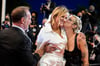 Die Schauspielerin Agathe Rousselle (r) drückt der Regisseurin Julia Ducournau in Cannes ein Küsschen auf.